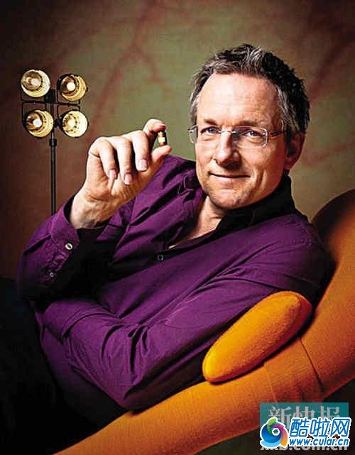 英男子吞下微型摄像机 变身消化系统活展品