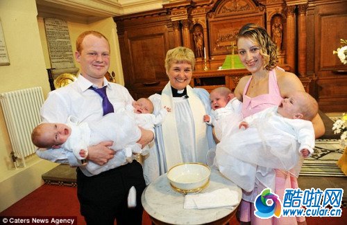 莎琳与丈夫在孩子的“命名典礼”上