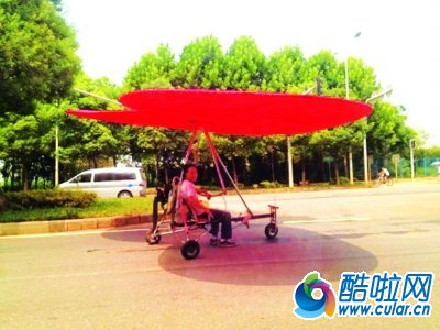 男子驾自制滑翔机等红灯 交管局称其违法(图)
