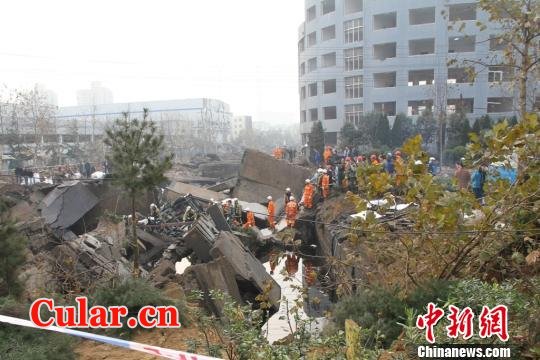 经过一个小时的救援，一具尸体被打捞上岸。　赵玥博　摄 data-cke-saved-src="/uploads/allimg/131123/2014595093-1.JPG" src="/uploads/allimg/131123/2014595093-1.JPG"
