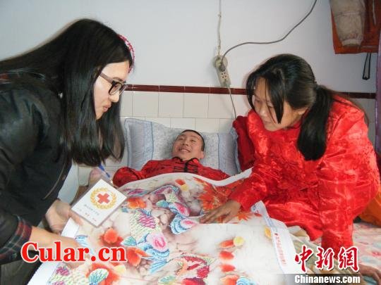 图为唐山红十字会的工作人员教颜淑英绣十字绣。　胡向明　摄 data-cke-saved-src="/uploads/allimg/140125/10520440c-1.JPG" src="/uploads/allimg/140125/10520440c-1.JPG"